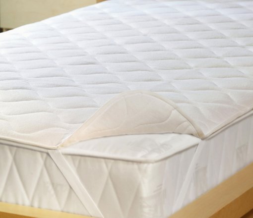 Yatak Alezlerini 3 grupta sıralayabiliriz;<br />
<br />
1-Sivi gecirmez,hava geçirir membran film kapli kumaş ile fitted veya köşelerden lastik geçmeli olarak hazırlanan yatak koruyucuları.<br />
2-Silikon elyaf dolgulu kapitone edilmiş dört köşe lastik geçmeli veya fitted yatak alezleri.<br />
3- Uyku pedi uygulaması ile  yatak koruyucuları.<br />
Bu ürünler istenilen ölçüde üretilebilir.<br />
<br />
