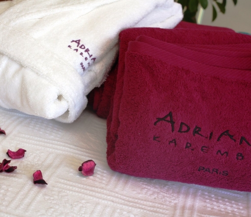 Havuz kullanımlarında renk kalitesini yükseltmek için indentheren boya uygulamalı düz veya jakar dokuma logolu üretilen ürünlerdir.