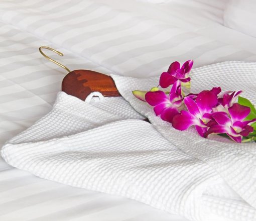 Bornozlarımız bukle,kadife ve pike olarak istenilen nakıiş logolu olarak  hazırlanmaktadır.