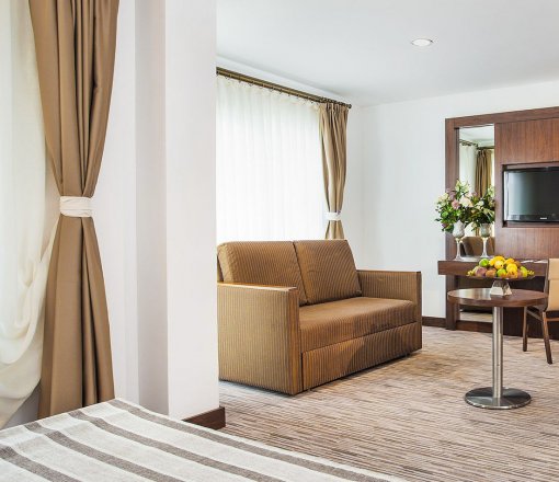 Otel odalarının dekorasyonunda  görsellik ve işlevselliği çok önemli olan perde ve yatak örtüleri, kombinli olarak jakar dokuma, blackout ve tül kumaşlarımızdan yaptığımız uygulamalardır.<br />
<br />
<br />
