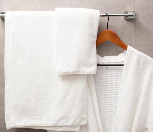  %100 cotton tek veya çift kat iplik ile dokunmuş,%100 hidrofilite uygulaması yapılmış ve kenarları çift dikişli olarak konfeksiyon edilmiş, armürlü veya jakarlı (otel logolu) havlularımız reactive veya indantheren boyalı olarak üretilmektedir.