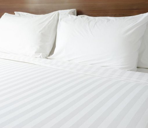 Bu gruptaki ürünlerimiz 57 Tel sıklıktan başlayıp 160 Tel sıklığa kadar üretilebilen %100 cotton kumaşlarımızdan hazırlanmaktadır.<br />
83 Tel ve üst sıkılktaki kumaşlarımızda istenilen kalınlıkta çizgi ve desen (armür veya jakar)  uygulaması yapılabilmektedir.<br />
%80 cotton %20 pes harmandan karışık üretimimiz de mevcuttur.<br />
Renkli ve beyaz reactive ve indantheren boyalı çalışmalarımızda isteğe göre yapılabilmektedir.<br />
Butik çalışma gruplarında nakış logosu ile piko sarma çalışmaları da yapılmaktadır.