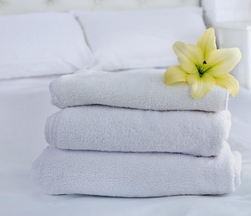 Düz veya Kurum logosu jakar dokuma ile yapılan istenilen ağırlık  ve renkte üretilebilen havlular.