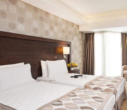 Yatak örtü ve şalları otel oda dekorasyonunun  vazgeçilmez bir üründür.<br />
Tercih edilen dizayn ve kombinlerde kırlentlerle birlikte kullanılan ürünlerdir.