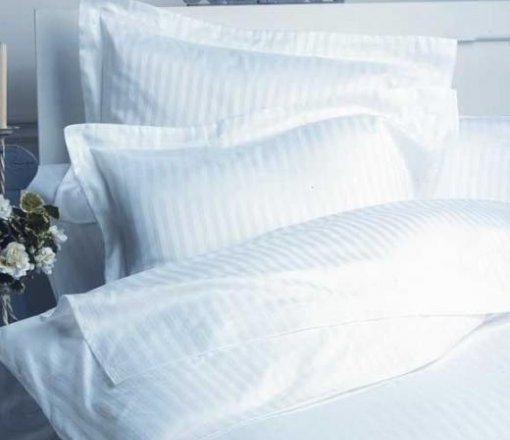 Bu gruptaki ürünlerimiz nevresim ve çarşaflara uygun olarak  57 Tel sıklıktan başlayıp 160 Tel sıklığa kadar üretilebilen %100 cotton kumaşlarımızdan hazırlanmaktadır.<br />
83 Tel ve üst sıkılktaki kumaşlarımızda istenilen kalınlıkta çizgi ve desen (armür veya jakar)  uygulaması yapılabilmektedir.<br />
%80 cotton %20 pes harmandan karışık üretimimiz de mevcuttur.<br />
Renkli ve beyaz reactive ve indantheren boyalı çalışmalarımızda isteğe göre yapılabilmektedir.<br />
Butik çalışma gruplarında nakış logosu ile piko sarma çalışmaları da yapılmaktadır.<br />
Talebe göre kulaklı ( Oxford) veya klasik şekilde üretim yapılabilir.