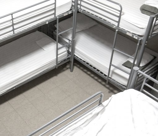 Öğrenci yurtları ve işçi kampları için renkli ve beyaz istenilen kalitede  %100 pamuk ve %50-%50 pamuk-polyester kumaşlardan üretim yapılmaktadır.